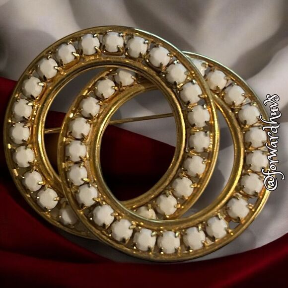Vintage Gold Brooch with White “Stones” - Picture 5 of 11